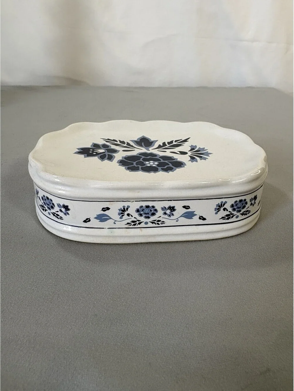 VTG Trenditions Ceramic Covered Soap Dish Blue White Floral Taiwan Cottagecore
